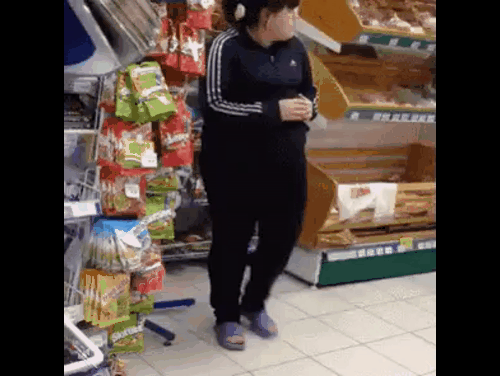 Смотрящая за хлебным отделом.gif