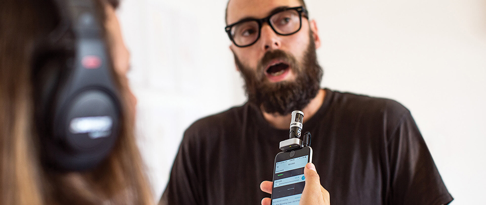 mobile-journalist-product-mv88-lifestyle.jpg