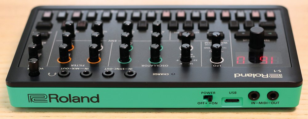 RolandAIRACompactS1TweakSynthesizer_02-_Vv4e2udjp92fm5_48TWXL4K4TvEPHkf.jpg