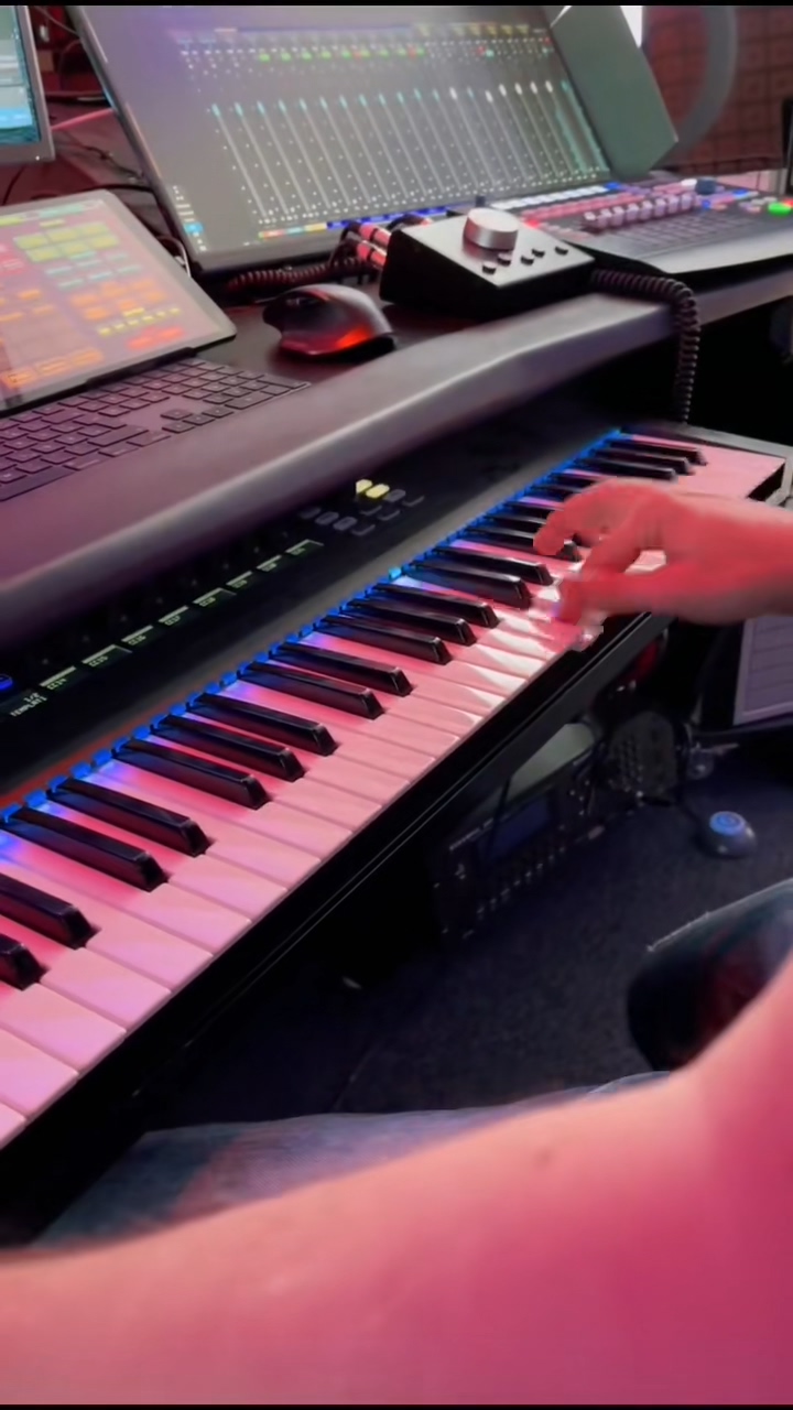 ATB plays Kurzweill K2500R 9.PM guitar solo.mp4_20251207_150339.918.jpg