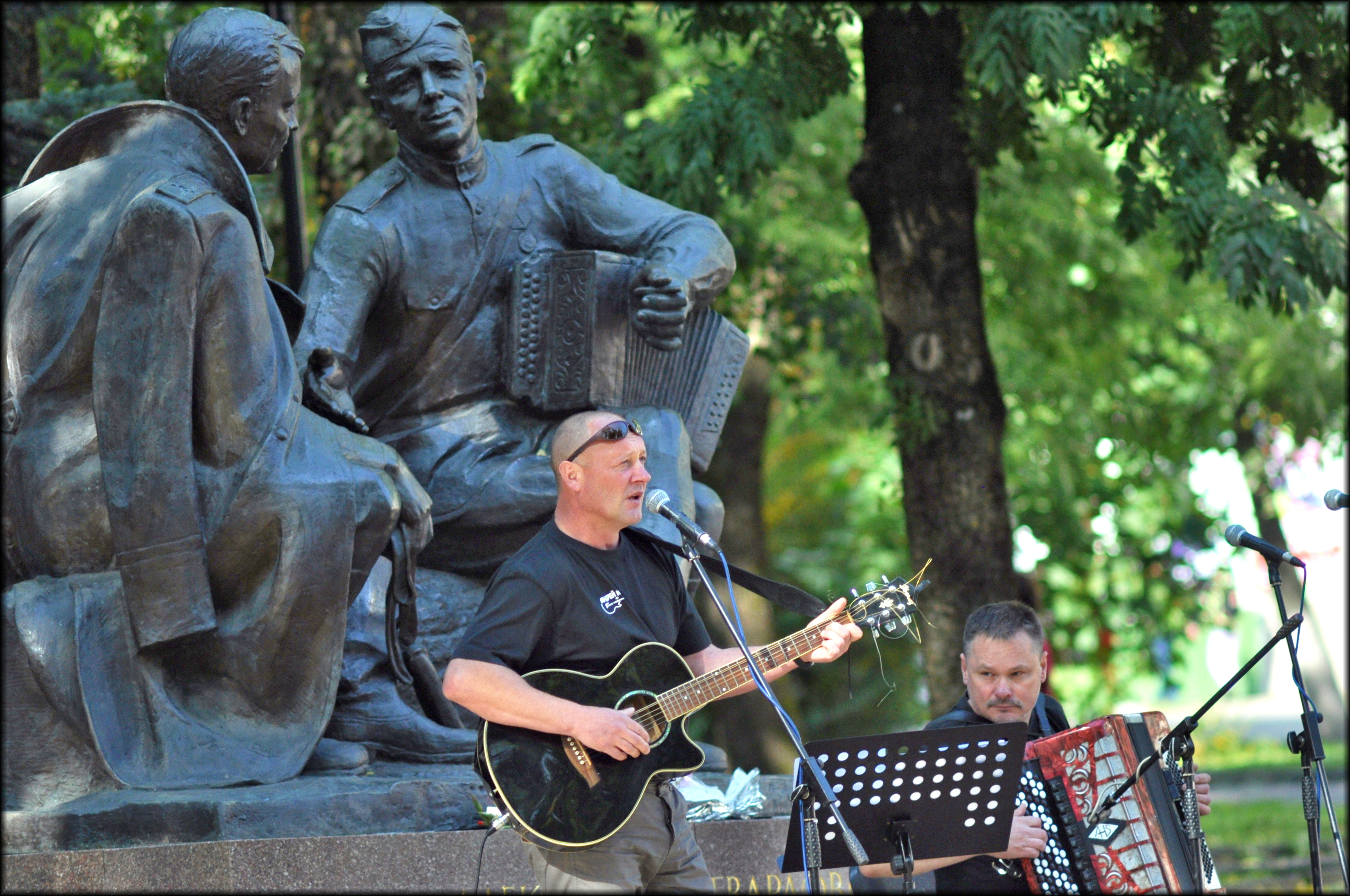 Иванов и Черненков у памятника Твардовскому и Тёркину.JPG