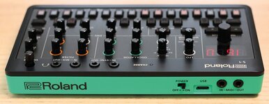 RolandAIRACompactS1TweakSynthesizer_02-_Vv4e2udjp92fm5_48TWXL4K4TvEPHkf.jpg